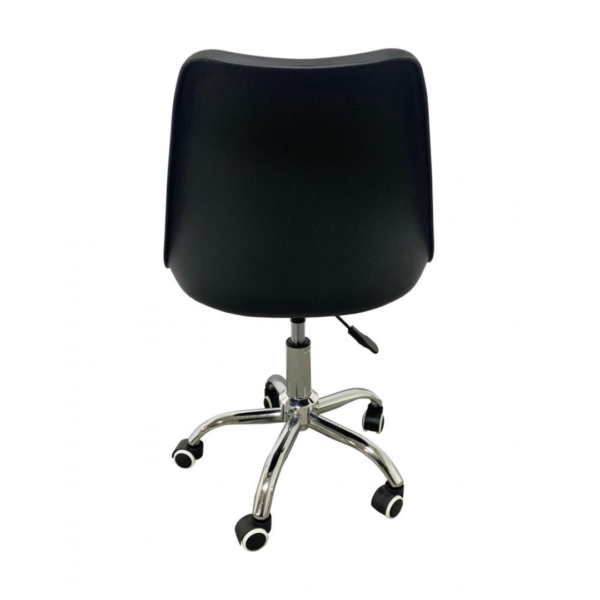A cadeira Chicago é uma elegante combinação de couro ecológico, polipropileno e aço cromado. Sua estética minimalista e delicada a torna perfeita para diversos ambientes, como quartos, consultórios e home offices. Complemente seu espaço com estilo e funcionalidade através dessa cadeira.