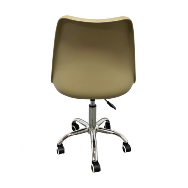 A cadeira Chicago é uma elegante combinação de couro ecológico, polipropileno e aço cromado. Sua estética minimalista e delicada a torna perfeita para diversos ambientes, como quartos, consultórios e home offices. Complemente seu espaço com estilo e funcionalidade através dessa cadeira.