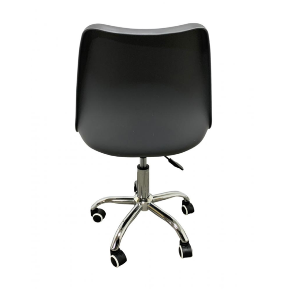 A cadeira Chicago é uma elegante combinação de couro ecológico, polipropileno e aço cromado. Sua estética minimalista e delicada a torna perfeita para diversos ambientes, como quartos, consultórios e home offices. Complemente seu espaço com estilo e funcionalidade através dessa cadeira.
