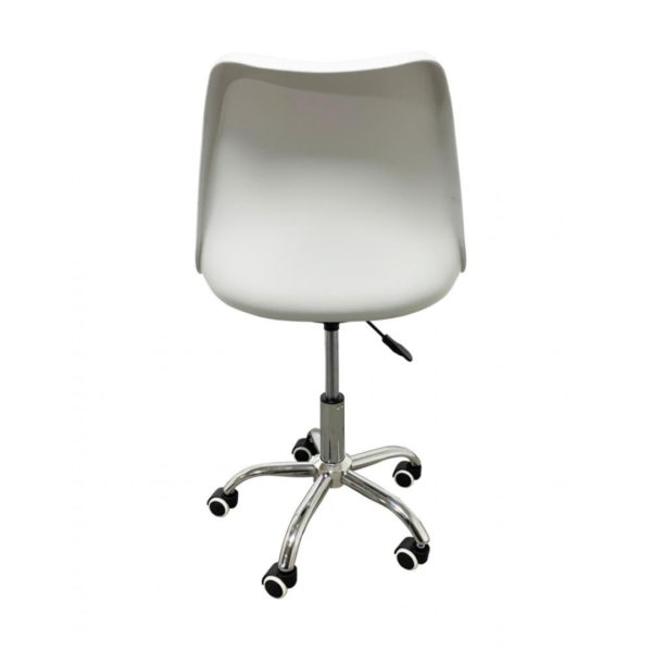 A cadeira Chicago é uma elegante combinação de couro ecológico, polipropileno e aço cromado. Sua estética minimalista e delicada a torna perfeita para diversos ambientes, como quartos, consultórios e home offices. Complemente seu espaço com estilo e funcionalidade através dessa cadeira.