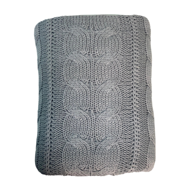 Manta peseira para cama de casal, cama queen, cama king e também funciona muito bem para sofás grandes, manta em tricot cinza claro modelo trança e com design exclusivo, peça incrível para deixar o seu ambiente estiloso e super aconchegante no inverno. O material é feito em tricot de alta qualidade, a manta é suave ao toque e muito agradável, e para garantir a durabilidade da sua manta, siga as instruções de lavagem que acompanham o produto.