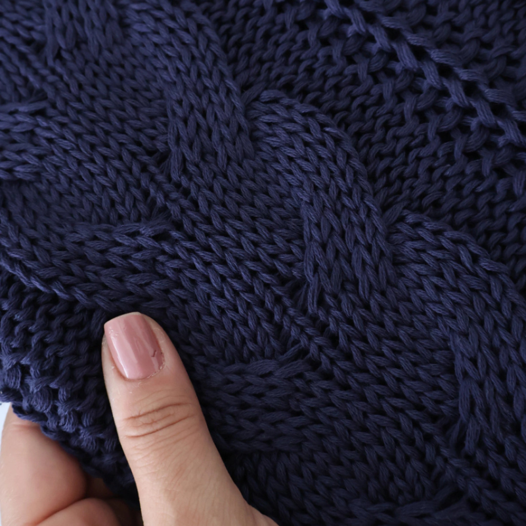 Manta peseira para cama de casal, cama queen, cama king e também funciona muito bem para sofás grandes, manta em tricot azul marinho modelo trança e com design exclusivo, peça incrível para deixar o seu ambiente estiloso e super aconchegante no inverno. O material é feito em tricot de alta qualidade, a manta é suave ao toque e muito agradável, e para garantir a durabilidade da sua manta, siga as instruções de lavagem que acompanham o produto.