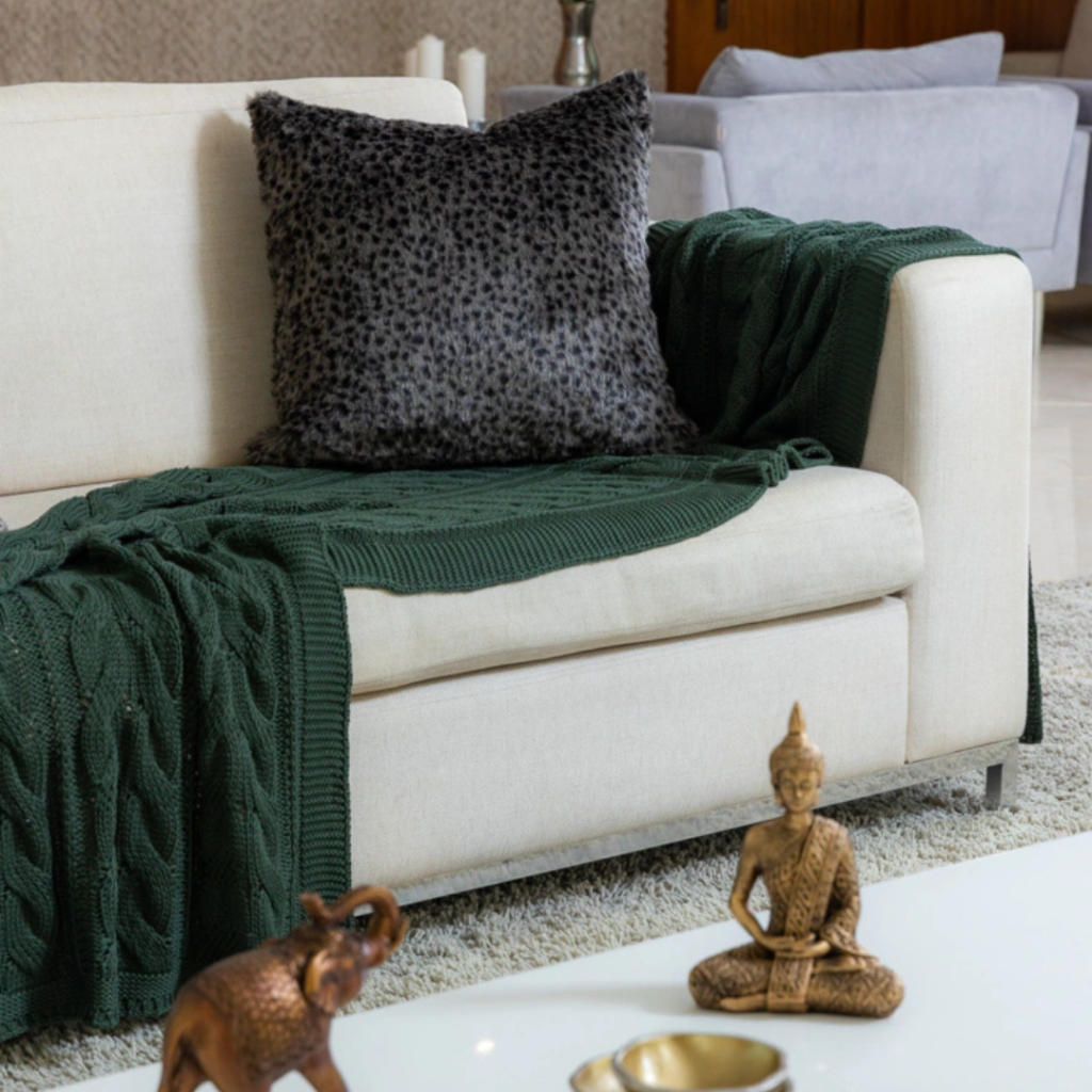 Manta peseira para cama de casal, cama queen, cama king e também funciona muito bem para sofás grandes, manta em tricot verde musgo modelo trança e com design exclusivo, peça incrível para deixar o seu ambiente estiloso e super aconchegante no inverno. O material é feito em tricot de alta qualidade, a manta é suave ao toque e muito agradável, e para garantir a durabilidade da sua manta, siga as instruções de lavagem que acompanham o produto.