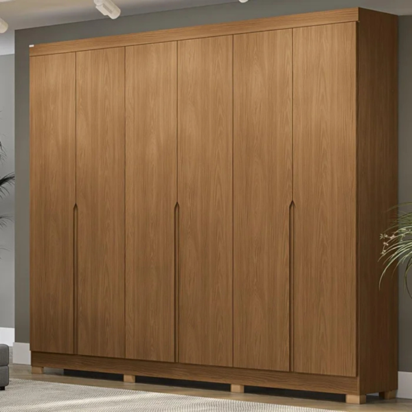 O guarda-roupa de casal com 6 portas, 4 gavetas internas em cor canela traz um bom espaço interno com 02 cabideiros, 02 nichos para sapatos na parte inferior do guarda-roupa, 03 maleiros e 04 nichos para roupas dobradas ou caixas organizadoras. O guarda-roupa é produzido em MDF na escala de brilho fosco, com revestimento e acabamento em pintura touch. Um diferencial no modelo deste guarda-roupa fica para o puxador em cava meia porta, que traz ainda mais charme e estilo para o seu quarto juntamente com os veios na textura em madeira cor canela.