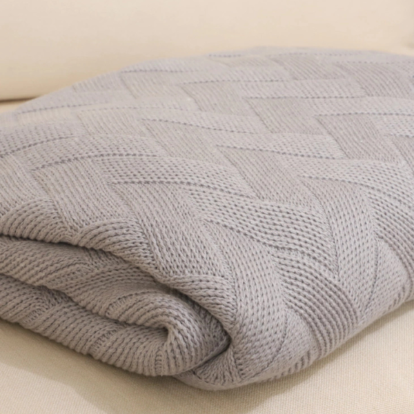 Manta peseira para cama de casal, cama queen, cama king e funciona muito bem para sofás grandes, manta em tricot cinza claro modelo geométrico e com design exclusivo, peça incrível para deixar o seu ambiente estiloso, com personalidade, super aconchegante e muito sofisticado. O material é feito em tricot de alta qualidade, a manta é suave ao toque e muito agradável, e para garantir a durabilidade da sua manta, siga as instruções de lavagem que acompanham o produto.