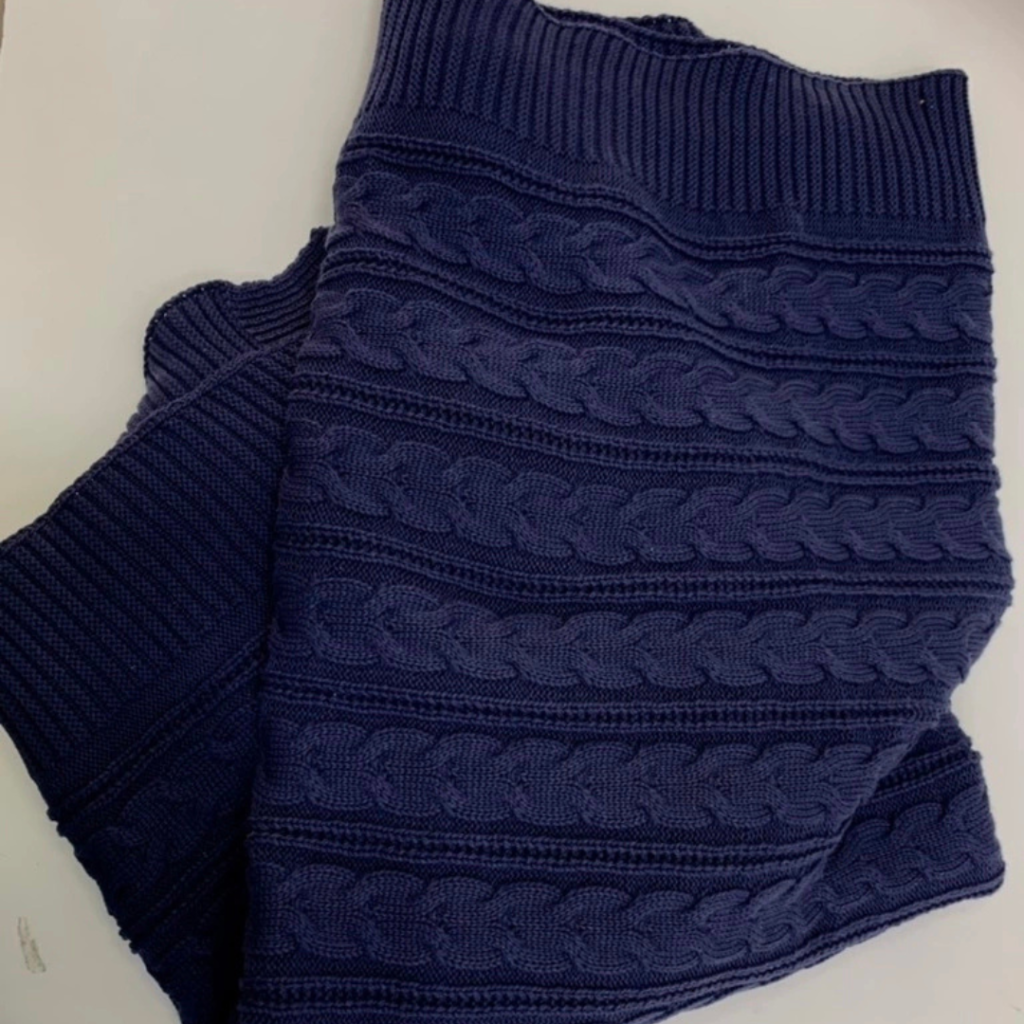 Manta peseira para cama de casal ou cama queen em tricot azul marinho modelo trança e com design exclusivo, peça incrível para deixar o seu quarto estiloso e super aconchegante no inverno. O material é feito em tricot de alta qualidade, a manta é suave ao toque e muito agradável, e para garantir a durabilidade da sua manta, siga as instruções de lavagem que acompanham o produto.