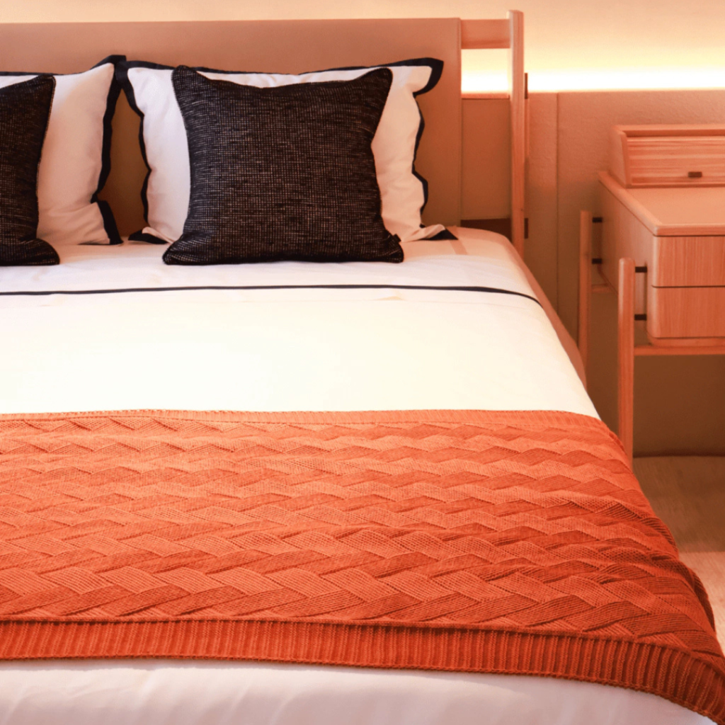 Manta peseira para cama de casal, cama queen, cama king e funciona muito bem para sofás grandes, manta em tricot laranja modelo geométrico e com design exclusivo, peça incrível para deixar o seu ambiente estiloso, com personalidade, super aconchegante e muito sofisticado. O material é feito em tricot de alta qualidade de cor laranja que trás vida ao seu ambiente, a manta é suave ao toque e muito agradável, e para garantir a durabilidade da sua manta, siga as instruções de lavagem que acompanham o produto.