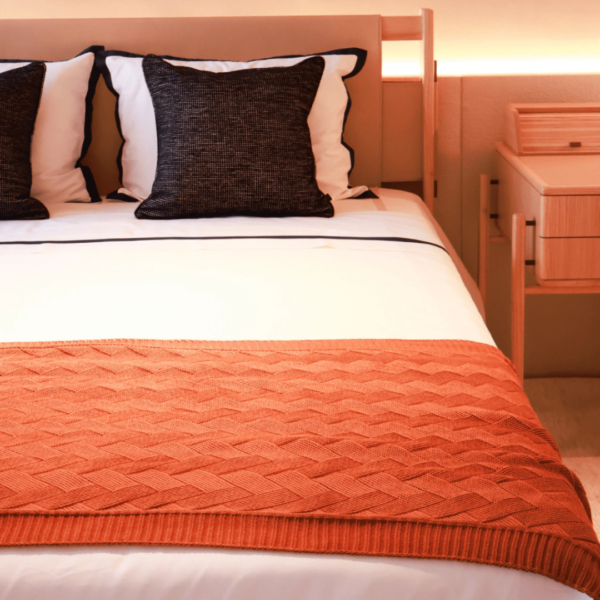 Manta peseira para cama de casal, cama queen, cama king e funciona muito bem para sofás grandes, manta em tricot laranja modelo geométrico e com design exclusivo, peça incrível para deixar o seu ambiente estiloso, com personalidade, super aconchegante e muito sofisticado. O material é feito em tricot de alta qualidade de cor laranja que trás vida ao seu ambiente, a manta é suave ao toque e muito agradável, e para garantir a durabilidade da sua manta, siga as instruções de lavagem que acompanham o produto.