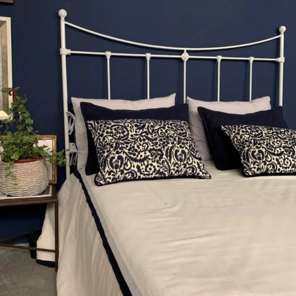 A cama Dom de casal em ferro com pezeira alta de 80 cm não é apenas um móvel, mas uma peça que inspira a elegância e a funcionalidade. Seu design encantador transforma o quarto em um verdadeiro refúgio de tranquilidade, onde cada noite é uma nova experiência de conforto. Ideal para quartos de hóspedes, adolescentes e adultos, esta cama oferece um espaço seguro e confortável para dormir, ler e relaxar. Feita manualmente em ferro de alta qualidade, é extremamente resistente e durável. O tratamento de galvanização à fogo e o acabamento em pintura eletrostática garantem proteção contra ferrugem, permitindo seu uso em qualquer ambiente, inclusive em cidades litorâneas. Além disso, a cama é fácil de montar e praticamente não requer manutenção, proporcionando praticidade e tranquilidade por décadas.