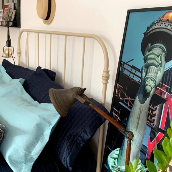 A cama modelo Patente de casal é a escolha perfeita para quem deseja unir elegância e funcionalidade em um único móvel. Esta peça versátil em ferro é ideal para decorar todos os tipos de quarto, proporcionando um ambiente encantador e seguro para descanso e momentos de relaxamento. Com a pezeira reta, o ambiente fica mais amplo e esse modelo é mais fácil de manter organizado. Feita manualmente em ferro de alta qualidade, esta cama é extremamente resistente e durável. O tratamento de galvanização à fogo e o acabamento em pintura eletrostática garantem proteção contra ferrugem, permitindo seu uso em qualquer ambiente, inclusive em cidades litorâneas. Além disso, a cama é fácil de montar e praticamente não requer manutenção, proporcionando praticidade e tranquilidade por décadas.