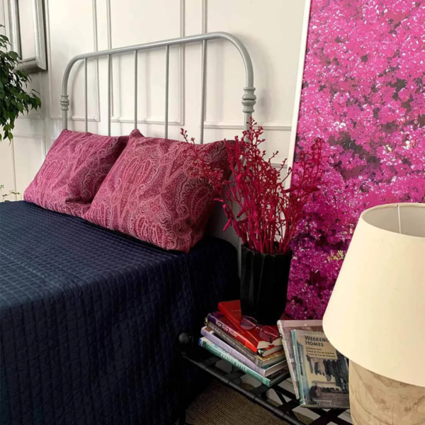 A cama modelo Patente de casal é a escolha perfeita para quem deseja unir elegância e funcionalidade em um único móvel. Esta peça versátil em ferro é ideal para decorar todos os tipos de quarto, proporcionando um ambiente encantador e seguro para descanso e momentos de relaxamento. Com a pezeira reta, o ambiente fica mais amplo e esse modelo é mais fácil de manter organizado. Feita manualmente em ferro de alta qualidade, esta cama é extremamente resistente e durável. O tratamento de galvanização à fogo e o acabamento em pintura eletrostática garantem proteção contra ferrugem, permitindo seu uso em qualquer ambiente, inclusive em cidades litorâneas. Além disso, a cama é fácil de montar e praticamente não requer manutenção, proporcionando praticidade e tranquilidade por décadas.
