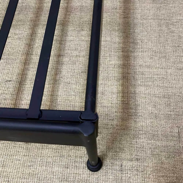 A cama modelo Patente de casal é a escolha perfeita para quem deseja unir elegância e funcionalidade em um único móvel. Esta peça versátil em ferro é ideal para decorar todos os tipos de quarto, proporcionando um ambiente encantador e seguro para descanso e momentos de relaxamento. Com a pezeira reta, o ambiente fica mais amplo e esse modelo é mais fácil de manter organizado. Feita manualmente em ferro de alta qualidade, esta cama é extremamente resistente e durável. O tratamento de galvanização à fogo e o acabamento em pintura eletrostática garantem proteção contra ferrugem, permitindo seu uso em qualquer ambiente, inclusive em cidades litorâneas. Além disso, a cama é fácil de montar e praticamente não requer manutenção, proporcionando praticidade e tranquilidade por décadas.