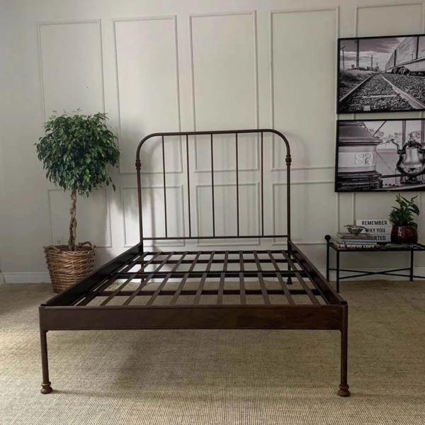 A cama modelo Patente de casal é a escolha perfeita para quem deseja unir elegância e funcionalidade em um único móvel. Esta peça versátil em ferro é ideal para decorar todos os tipos de quarto, proporcionando um ambiente encantador e seguro para descanso e momentos de relaxamento. Com a pezeira reta, o ambiente fica mais amplo e esse modelo é mais fácil de manter organizado. Feita manualmente em ferro de alta qualidade, esta cama é extremamente resistente e durável. O tratamento de galvanização à fogo e o acabamento em pintura eletrostática garantem proteção contra ferrugem, permitindo seu uso em qualquer ambiente, inclusive em cidades litorâneas. Além disso, a cama é fácil de montar e praticamente não requer manutenção, proporcionando praticidade e tranquilidade por décadas.