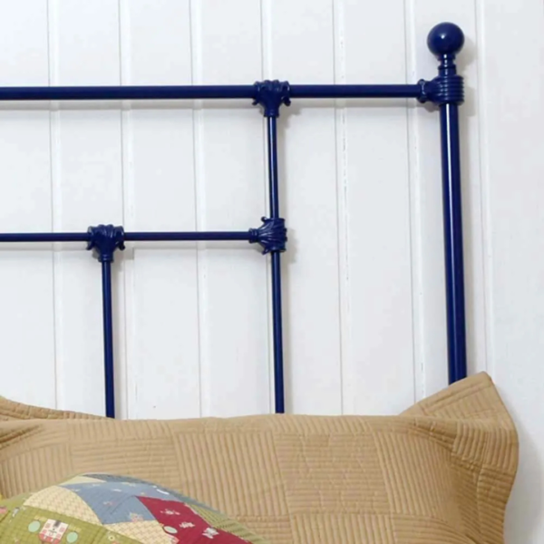 A cama Versailles de casal em ferro com pezeira alta não é apenas um móvel, mas uma peça que inspira a elegância e a funcionalidade. Seu design encantador transforma o quarto em um verdadeiro refúgio de tranquilidade, onde cada noite é uma nova experiência de conforto. Ideal para quartos de hóspedes, adolescentes e adultos, esta cama oferece um espaço seguro e confortável para dormir, ler e relaxar. Feita manualmente em ferro de alta qualidade, esta cama de casal é extremamente resistente e durável. O tratamento de galvanização à fogo e o acabamento em pintura eletrostática garantem proteção contra ferrugem, permitindo seu uso em qualquer ambiente, inclusive em cidades litorâneas. Além disso, a cama é fácil de montar e praticamente não requer manutenção, proporcionando praticidade e tranquilidade por décadas.
