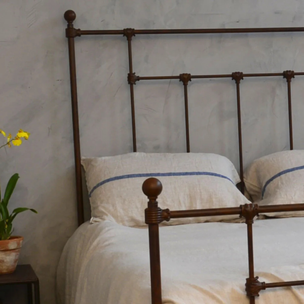 A cama Versailles de casal em ferro com pezeira alta não é apenas um móvel, mas uma peça que inspira a elegância e a funcionalidade. Seu design encantador transforma o quarto em um verdadeiro refúgio de tranquilidade, onde cada noite é uma nova experiência de conforto. Ideal para quartos de hóspedes, adolescentes e adultos, esta cama oferece um espaço seguro e confortável para dormir, ler e relaxar. Feita manualmente em ferro de alta qualidade, esta cama de casal é extremamente resistente e durável. O tratamento de galvanização à fogo e o acabamento em pintura eletrostática garantem proteção contra ferrugem, permitindo seu uso em qualquer ambiente, inclusive em cidades litorâneas. Além disso, a cama é fácil de montar e praticamente não requer manutenção, proporcionando praticidade e tranquilidade por décadas.