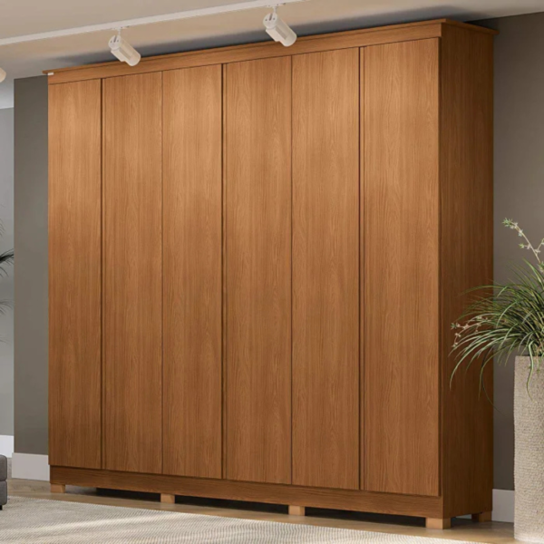 O guarda-roupa de casal com 6 portas, 3 gavetas internas traz um bom espaço interno com 02 cabideiros sendo uma parte para roupas longas, 01 calceiro, 01 nicho para sapatos na parte inferior do guarda-roupa, 03 maleiros e 10 nichos para roupas dobradas ou caixas organizadoras. O guarda-roupa é produzido em MDF na escala de brilho fosco, com revestimento e acabamento em pintura touch. Um diferencial no modelo deste guarda-roupa fica para o puxador em cava meia porta, que traz ainda mais charme e estilo para o seu quarto juntamente com os veios na textura em madeira cor canela.