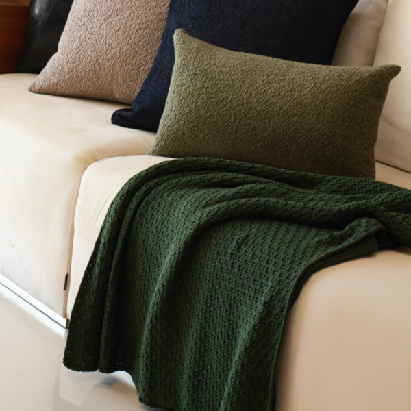 Manta para sofá, poltrona, cama de casal, cama queen, cama king, manta em tricot verde musgo modelo tramado entrelace e com design exclusivo, peça incrível para deixar o seu ambiente estiloso, super aconchegante e muito sofisticado. O material é feito em tricot de alta qualidade, a manta é suave ao toque e muito agradável, e para garantir a durabilidade da sua manta, siga as instruções de lavagem que acompanham o produto.