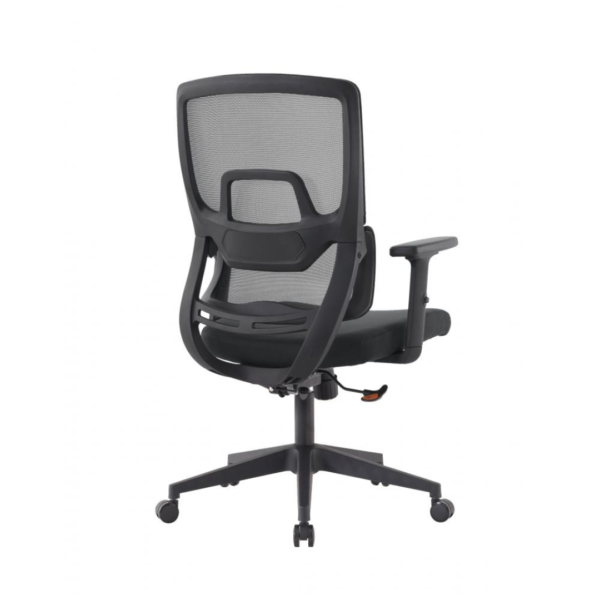 A cadeira Chelsea Diretor, certificada pela NR17, é ideal para trabalhar com conforto no escritório ou em casa. Totalmente ajustável, com braços, assento e encosto reguláveis, ela adapta-se às necessidades do usuário. Seu assento em espuma injetada proporciona conforto juntamente ao encosto em tela com lombada ergonômica, que previne dores nas costas.