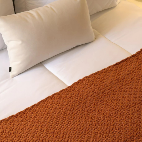 Manta para sofá, poltrona, cama de casal, cama queen, cama king, manta em tricot cobre modelo tramado entrelace e com design exclusivo, peça incrível para deixar o seu ambiente estiloso, super aconchegante e muito sofisticado. O material é feito em tricot de alta qualidade, a manta é suave ao toque e muito agradável, e para garantir a durabilidade da sua manta, siga as instruções de lavagem que acompanham o produto.