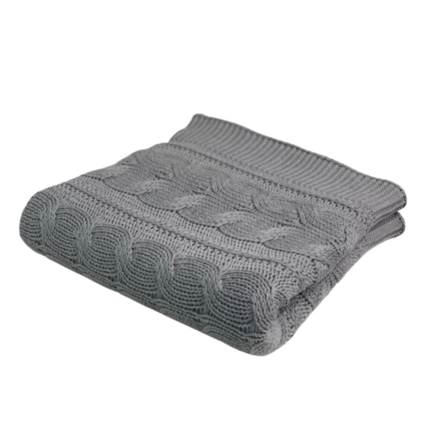 Manta peseira para cama de casal, cama queen, cama king e também funciona muito bem para sofás grandes, manta em tricot cinza claro modelo trança e com design exclusivo, peça incrível para deixar o seu ambiente estiloso e super aconchegante no inverno. O material é feito em tricot de alta qualidade, a manta é suave ao toque e muito agradável, e para garantir a durabilidade da sua manta, siga as instruções de lavagem que acompanham o produto.