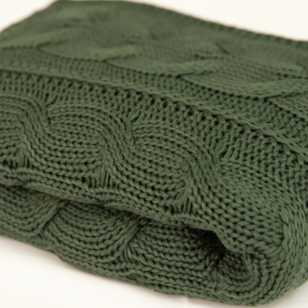 Manta peseira para cama de casal, cama queen, cama king e também funciona muito bem para sofás grandes, manta em tricot verde musgo modelo trança e com design exclusivo, peça incrível para deixar o seu ambiente estiloso e super aconchegante no inverno. O material é feito em tricot de alta qualidade, a manta é suave ao toque e muito agradável, e para garantir a durabilidade da sua manta, siga as instruções de lavagem que acompanham o produto.