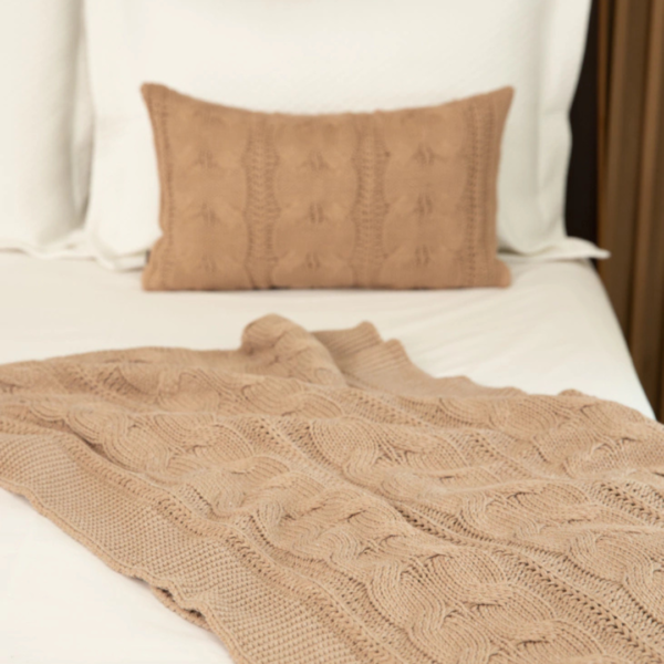 Manta peseira para cama de casal, cama queen, cama king e também funciona muito bem para sofás grandes, manta em tricot sisal modelo trança e com design exclusivo, peça incrível para deixar o seu ambiente estiloso e super aconchegante no inverno. O material é feito em tricot de alta qualidade, a manta é suave ao toque e muito agradável, e para garantir a durabilidade da sua manta, siga as instruções de lavagem que acompanham o produto.