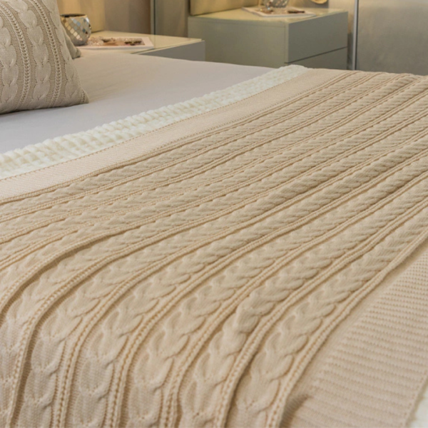 Manta peseira para cama de casal ou cama queen em tricot offwhite modelo trança e com design exclusivo, peça incrível para deixar o seu quarto estiloso e super aconchegante no inverno. O material é feito em tricot de alta qualidade, a manta é suave ao toque e muito agradável, e para garantir a durabilidade da sua manta, siga as instruções de lavagem que acompanham o produto.