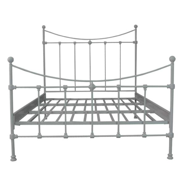A cama Dom de casal em ferro com pezeira alta de 80 cm não é apenas um móvel, mas uma peça que inspira a elegância e a funcionalidade. Seu design encantador transforma o quarto em um verdadeiro refúgio de tranquilidade, onde cada noite é uma nova experiência de conforto. Ideal para quartos de hóspedes, adolescentes e adultos, esta cama oferece um espaço seguro e confortável para dormir, ler e relaxar. Feita manualmente em ferro de alta qualidade, é extremamente resistente e durável. O tratamento de galvanização à fogo e o acabamento em pintura eletrostática garantem proteção contra ferrugem, permitindo seu uso em qualquer ambiente, inclusive em cidades litorâneas. Além disso, a cama é fácil de montar e praticamente não requer manutenção, proporcionando praticidade e tranquilidade por décadas.