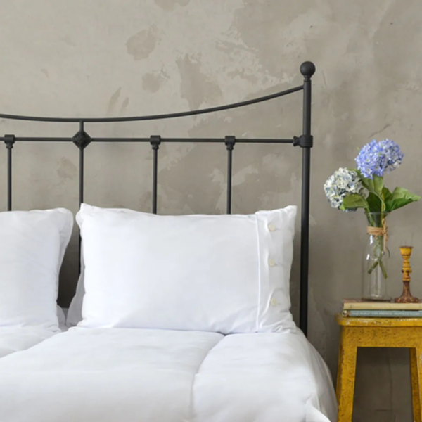 A cama Dom de casal em ferro com pezeira alta de 80 cm não é apenas um móvel, mas uma peça que inspira a elegância e a funcionalidade. Seu design encantador transforma o quarto em um verdadeiro refúgio de tranquilidade, onde cada noite é uma nova experiência de conforto. Ideal para quartos de hóspedes, adolescentes e adultos, esta cama oferece um espaço seguro e confortável para dormir, ler e relaxar. Feita manualmente em ferro de alta qualidade, é extremamente resistente e durável. O tratamento de galvanização à fogo e o acabamento em pintura eletrostática garantem proteção contra ferrugem, permitindo seu uso em qualquer ambiente, inclusive em cidades litorâneas. Além disso, a cama é fácil de montar e praticamente não requer manutenção, proporcionando praticidade e tranquilidade por décadas.