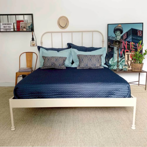 A cama modelo Patente de casal é a escolha perfeita para quem deseja unir elegância e funcionalidade em um único móvel. Esta peça versátil em ferro é ideal para decorar todos os tipos de quarto, proporcionando um ambiente encantador e seguro para descanso e momentos de relaxamento. Com a pezeira reta, o ambiente fica mais amplo e esse modelo é mais fácil de manter organizado. Feita manualmente em ferro de alta qualidade, esta cama é extremamente resistente e durável. O tratamento de galvanização à fogo e o acabamento em pintura eletrostática garantem proteção contra ferrugem, permitindo seu uso em qualquer ambiente, inclusive em cidades litorâneas. Além disso, a cama é fácil de montar e praticamente não requer manutenção, proporcionando praticidade e tranquilidade por décadas.