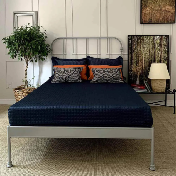 A cama modelo Patente de casal é a escolha perfeita para quem deseja unir elegância e funcionalidade em um único móvel. Esta peça versátil em ferro é ideal para decorar todos os tipos de quarto, proporcionando um ambiente encantador e seguro para descanso e momentos de relaxamento. Com a pezeira reta, o ambiente fica mais amplo e esse modelo é mais fácil de manter organizado. Feita manualmente em ferro de alta qualidade, esta cama é extremamente resistente e durável. O tratamento de galvanização à fogo e o acabamento em pintura eletrostática garantem proteção contra ferrugem, permitindo seu uso em qualquer ambiente, inclusive em cidades litorâneas. Além disso, a cama é fácil de montar e praticamente não requer manutenção, proporcionando praticidade e tranquilidade por décadas.