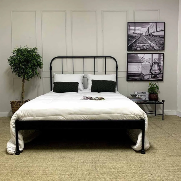 A cama modelo Patente de casal é a escolha perfeita para quem deseja unir elegância e funcionalidade em um único móvel. Esta peça versátil em ferro é ideal para decorar todos os tipos de quarto, proporcionando um ambiente encantador e seguro para descanso e momentos de relaxamento. Com a pezeira reta, o ambiente fica mais amplo e esse modelo é mais fácil de manter organizado. Feita manualmente em ferro de alta qualidade, esta cama é extremamente resistente e durável. O tratamento de galvanização à fogo e o acabamento em pintura eletrostática garantem proteção contra ferrugem, permitindo seu uso em qualquer ambiente, inclusive em cidades litorâneas. Além disso, a cama é fácil de montar e praticamente não requer manutenção, proporcionando praticidade e tranquilidade por décadas.