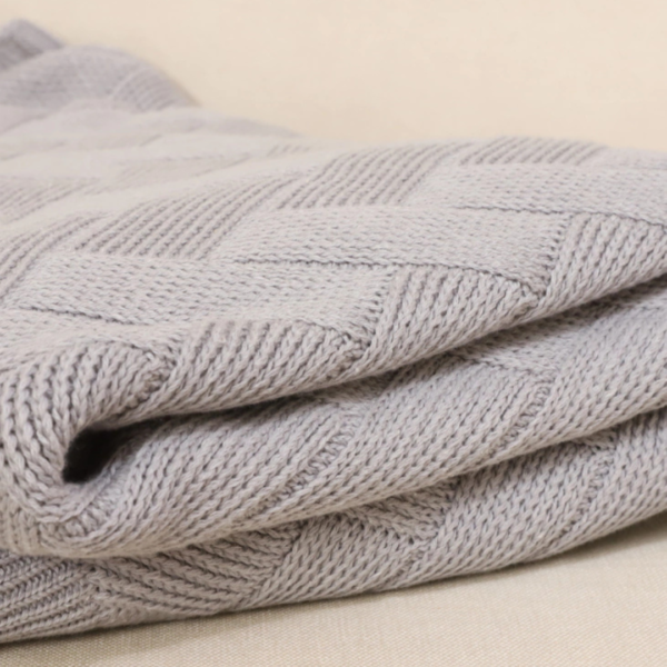 Manta peseira para cama de casal, cama queen, cama king e funciona muito bem para sofás grandes, manta em tricot cinza claro modelo geométrico e com design exclusivo, peça incrível para deixar o seu ambiente estiloso, com personalidade, super aconchegante e muito sofisticado. O material é feito em tricot de alta qualidade, a manta é suave ao toque e muito agradável, e para garantir a durabilidade da sua manta, siga as instruções de lavagem que acompanham o produto.