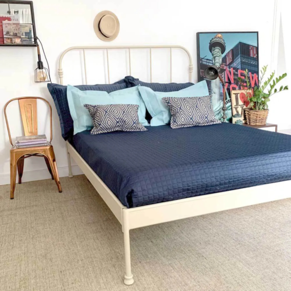 A cama modelo Patente de casal é a escolha perfeita para quem deseja unir elegância e funcionalidade em um único móvel. Esta peça versátil em ferro é ideal para decorar todos os tipos de quarto, proporcionando um ambiente encantador e seguro para descanso e momentos de relaxamento. Com a pezeira reta, o ambiente fica mais amplo e esse modelo é mais fácil de manter organizado. Feita manualmente em ferro de alta qualidade, esta cama é extremamente resistente e durável. O tratamento de galvanização à fogo e o acabamento em pintura eletrostática garantem proteção contra ferrugem, permitindo seu uso em qualquer ambiente, inclusive em cidades litorâneas. Além disso, a cama é fácil de montar e praticamente não requer manutenção, proporcionando praticidade e tranquilidade por décadas.