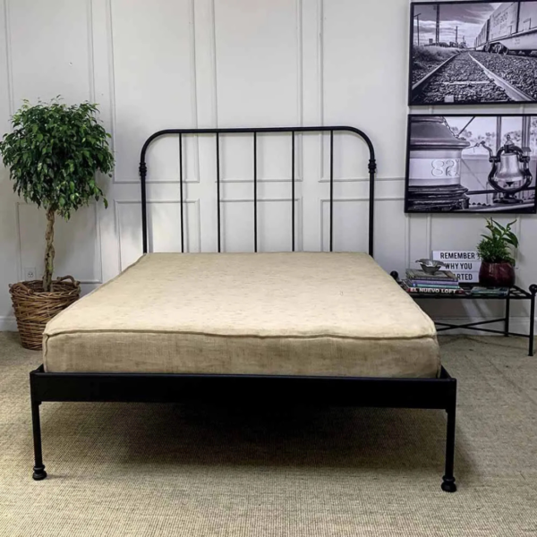 A cama modelo Patente de casal é a escolha perfeita para quem deseja unir elegância e funcionalidade em um único móvel. Esta peça versátil em ferro é ideal para decorar todos os tipos de quarto, proporcionando um ambiente encantador e seguro para descanso e momentos de relaxamento. Com a pezeira reta, o ambiente fica mais amplo e esse modelo é mais fácil de manter organizado. Feita manualmente em ferro de alta qualidade, esta cama é extremamente resistente e durável. O tratamento de galvanização à fogo e o acabamento em pintura eletrostática garantem proteção contra ferrugem, permitindo seu uso em qualquer ambiente, inclusive em cidades litorâneas. Além disso, a cama é fácil de montar e praticamente não requer manutenção, proporcionando praticidade e tranquilidade por décadas.