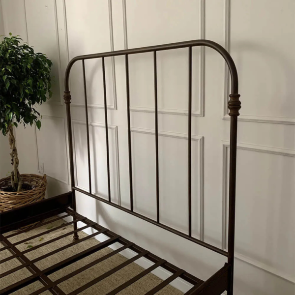 A cama modelo Patente de casal é a escolha perfeita para quem deseja unir elegância e funcionalidade em um único móvel. Esta peça versátil em ferro é ideal para decorar todos os tipos de quarto, proporcionando um ambiente encantador e seguro para descanso e momentos de relaxamento. Com a pezeira reta, o ambiente fica mais amplo e esse modelo é mais fácil de manter organizado. Feita manualmente em ferro de alta qualidade, esta cama é extremamente resistente e durável. O tratamento de galvanização à fogo e o acabamento em pintura eletrostática garantem proteção contra ferrugem, permitindo seu uso em qualquer ambiente, inclusive em cidades litorâneas. Além disso, a cama é fácil de montar e praticamente não requer manutenção, proporcionando praticidade e tranquilidade por décadas.