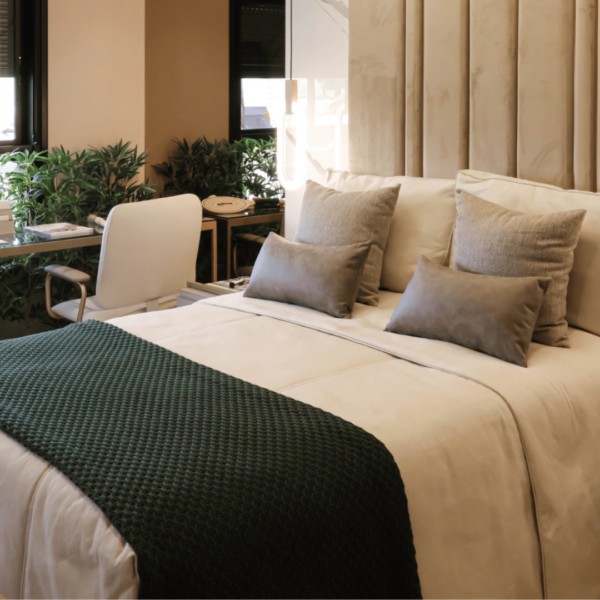 Manta para sofá, poltrona, cama de casal, cama queen, cama king, manta em tricot verde musgo modelo tramado entrelace e com design exclusivo, peça incrível para deixar o seu ambiente estiloso, super aconchegante e muito sofisticado. O material é feito em tricot de alta qualidade, a manta é suave ao toque e muito agradável, e para garantir a durabilidade da sua manta, siga as instruções de lavagem que acompanham o produto.