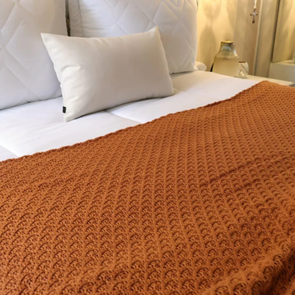 Manta para sofá, poltrona, cama de casal, cama queen, cama king, manta em tricot cobre modelo tramado entrelace e com design exclusivo, peça incrível para deixar o seu ambiente estiloso, super aconchegante e muito sofisticado. O material é feito em tricot de alta qualidade, a manta é suave ao toque e muito agradável, e para garantir a durabilidade da sua manta, siga as instruções de lavagem que acompanham o produto.