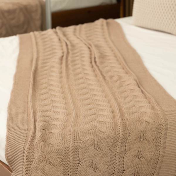 Manta peseira para cama de casal, cama queen, cama king e também funciona muito bem para sofás grandes, manta em tricot sisal modelo trança e com design exclusivo, peça incrível para deixar o seu ambiente estiloso e super aconchegante no inverno. O material é feito em tricot de alta qualidade, a manta é suave ao toque e muito agradável, e para garantir a durabilidade da sua manta, siga as instruções de lavagem que acompanham o produto.