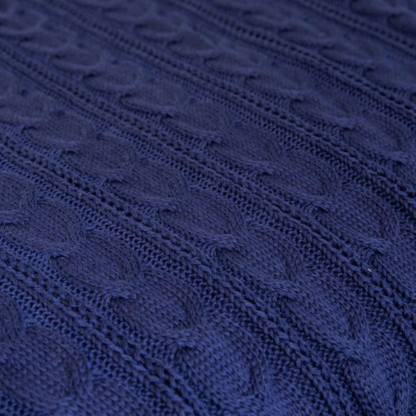 Manta peseira para cama de casal ou cama queen em tricot azul marinho modelo trança e com design exclusivo, peça incrível para deixar o seu quarto estiloso e super aconchegante no inverno. O material é feito em tricot de alta qualidade, a manta é suave ao toque e muito agradável, e para garantir a durabilidade da sua manta, siga as instruções de lavagem que acompanham o produto.
