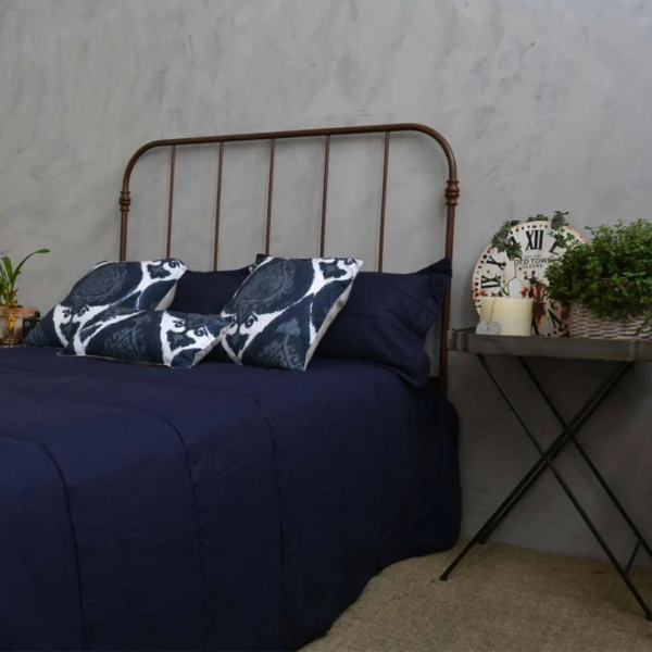 A cama modelo Patente de casal é a escolha perfeita para quem deseja unir elegância e funcionalidade em um único móvel. Esta peça versátil em ferro é ideal para decorar todos os tipos de quarto, proporcionando um ambiente encantador e seguro para descanso e momentos de relaxamento. Com a pezeira reta, o ambiente fica mais amplo e esse modelo é mais fácil de manter organizado. Feita manualmente em ferro de alta qualidade, esta cama é extremamente resistente e durável. O tratamento de galvanização à fogo e o acabamento em pintura eletrostática garantem proteção contra ferrugem, permitindo seu uso em qualquer ambiente, inclusive em cidades litorâneas. Além disso, a cama é fácil de montar e praticamente não requer manutenção, proporcionando praticidade e tranquilidade por décadas.