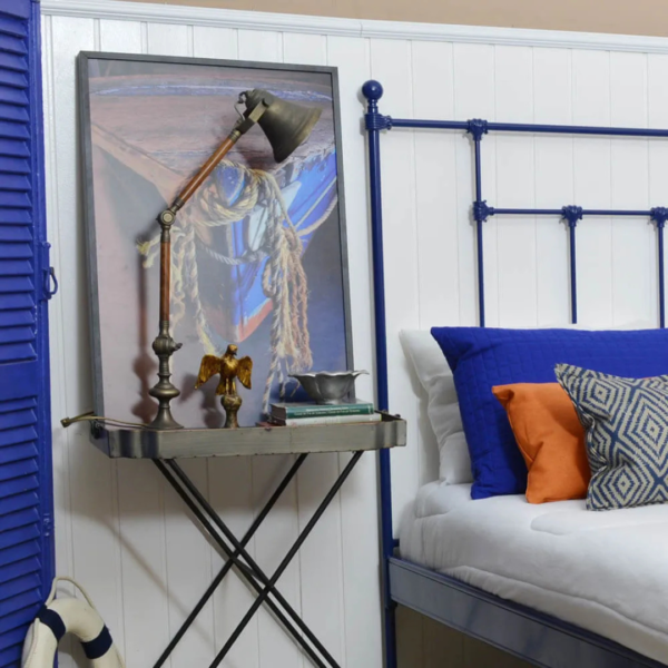 A cama Versailles de casal em ferro com pezeira alta não é apenas um móvel, mas uma peça que inspira a elegância e a funcionalidade. Seu design encantador transforma o quarto em um verdadeiro refúgio de tranquilidade, onde cada noite é uma nova experiência de conforto. Ideal para quartos de hóspedes, adolescentes e adultos, esta cama oferece um espaço seguro e confortável para dormir, ler e relaxar. Feita manualmente em ferro de alta qualidade, esta cama de casal é extremamente resistente e durável. O tratamento de galvanização à fogo e o acabamento em pintura eletrostática garantem proteção contra ferrugem, permitindo seu uso em qualquer ambiente, inclusive em cidades litorâneas. Além disso, a cama é fácil de montar e praticamente não requer manutenção, proporcionando praticidade e tranquilidade por décadas.