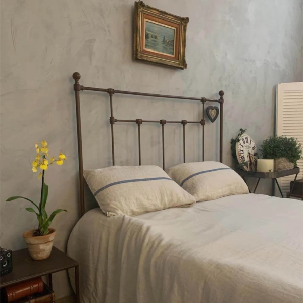 A cama Versailles de casal em ferro com pezeira alta não é apenas um móvel, mas uma peça que inspira a elegância e a funcionalidade. Seu design encantador transforma o quarto em um verdadeiro refúgio de tranquilidade, onde cada noite é uma nova experiência de conforto. Ideal para quartos de hóspedes, adolescentes e adultos, esta cama oferece um espaço seguro e confortável para dormir, ler e relaxar. Feita manualmente em ferro de alta qualidade, esta cama de casal é extremamente resistente e durável. O tratamento de galvanização à fogo e o acabamento em pintura eletrostática garantem proteção contra ferrugem, permitindo seu uso em qualquer ambiente, inclusive em cidades litorâneas. Além disso, a cama é fácil de montar e praticamente não requer manutenção, proporcionando praticidade e tranquilidade por décadas.