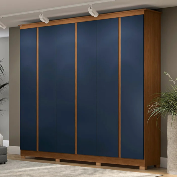 O guarda-roupa de casal com 6 portas, 3 gavetas internas traz um bom espaço interno com 02 cabideiros sendo uma parte para roupas longas, 01 calceiro, 01 nicho para sapatos na parte inferior do guarda-roupa, 03 maleiros e 10 nichos para roupas dobradas ou caixas organizadoras. O guarda-roupa é produzido em MDF na escala de brilho fosco, com revestimento e acabamento em pintura touch. Um diferencial no modelo deste guarda-roupa fica para o puxador em cava meia porta, que traz ainda mais charme e estilo para o seu quarto juntamente com os veios na textura em madeira cor canela e azul profundo.