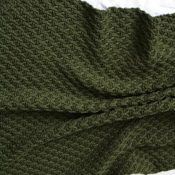 Manta para sofá, poltrona, cama de casal, cama queen, cama king, manta em tricot verde musgo modelo tramado entrelace e com design exclusivo, peça incrível para deixar o seu ambiente estiloso, super aconchegante e muito sofisticado. O material é feito em tricot de alta qualidade, a manta é suave ao toque e muito agradável, e para garantir a durabilidade da sua manta, siga as instruções de lavagem que acompanham o produto.