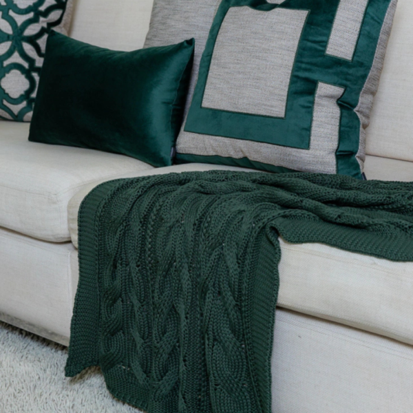 Manta peseira para cama de casal, cama queen, cama king e também funciona muito bem para sofás grandes, manta em tricot verde musgo modelo trança e com design exclusivo, peça incrível para deixar o seu ambiente estiloso e super aconchegante no inverno. O material é feito em tricot de alta qualidade, a manta é suave ao toque e muito agradável, e para garantir a durabilidade da sua manta, siga as instruções de lavagem que acompanham o produto.