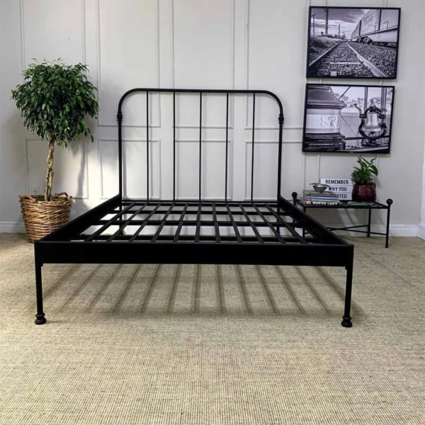 A cama modelo Patente de casal é a escolha perfeita para quem deseja unir elegância e funcionalidade em um único móvel. Esta peça versátil em ferro é ideal para decorar todos os tipos de quarto, proporcionando um ambiente encantador e seguro para descanso e momentos de relaxamento. Com a pezeira reta, o ambiente fica mais amplo e esse modelo é mais fácil de manter organizado. Feita manualmente em ferro de alta qualidade, esta cama é extremamente resistente e durável. O tratamento de galvanização à fogo e o acabamento em pintura eletrostática garantem proteção contra ferrugem, permitindo seu uso em qualquer ambiente, inclusive em cidades litorâneas. Além disso, a cama é fácil de montar e praticamente não requer manutenção, proporcionando praticidade e tranquilidade por décadas.