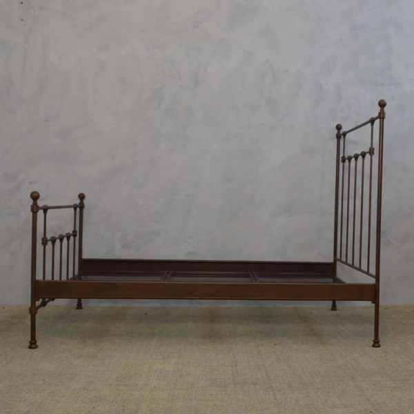 A cama Versailles de casal em ferro com pezeira alta não é apenas um móvel, mas uma peça que inspira a elegância e a funcionalidade. Seu design encantador transforma o quarto em um verdadeiro refúgio de tranquilidade, onde cada noite é uma nova experiência de conforto. Ideal para quartos de hóspedes, adolescentes e adultos, esta cama oferece um espaço seguro e confortável para dormir, ler e relaxar. Feita manualmente em ferro de alta qualidade, esta cama de casal é extremamente resistente e durável. O tratamento de galvanização à fogo e o acabamento em pintura eletrostática garantem proteção contra ferrugem, permitindo seu uso em qualquer ambiente, inclusive em cidades litorâneas. Além disso, a cama é fácil de montar e praticamente não requer manutenção, proporcionando praticidade e tranquilidade por décadas.