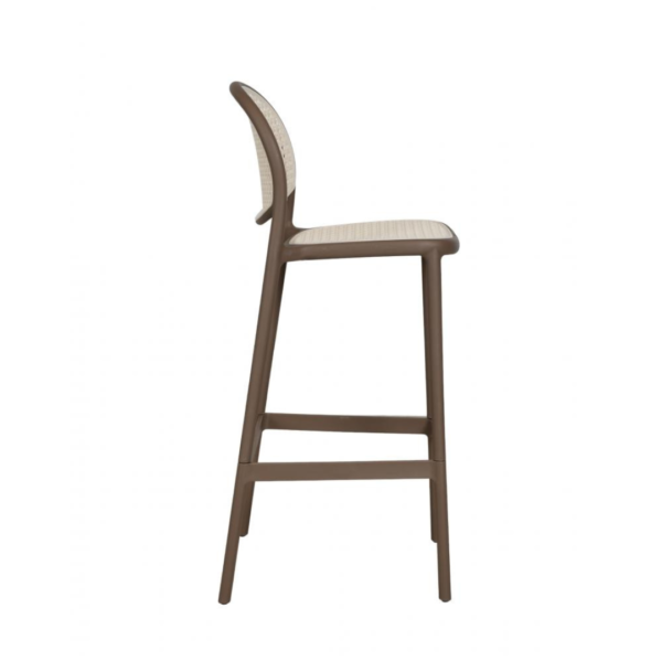 A banqueta Positano é super elegante, ideal para acompanhar bancadas de bares ou cafés! Seu encosto e assento possuem a textura de Rattan, porém por ser toda em polipropileno, ela possui uma resistência ainda maior. Seu estilo moderno e elegante faz com que ela se adéque a ambientes internos e externos.