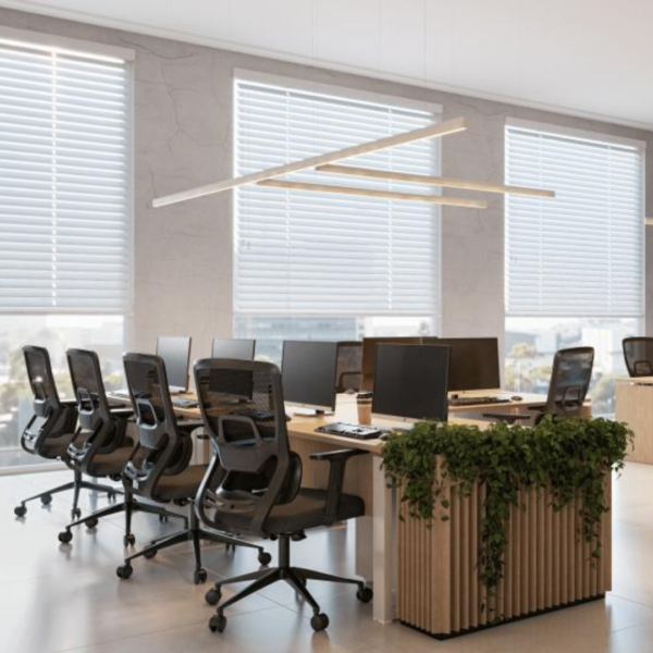 A cadeira Chelsea Diretor, certificada pela NR17, é ideal para trabalhar com conforto no escritório ou em casa. Totalmente ajustável, com braços, assento e encosto reguláveis, ela adapta-se às necessidades do usuário. Seu assento em espuma injetada proporciona conforto juntamente ao encosto em tela com lombada ergonômica, que previne dores nas costas.
